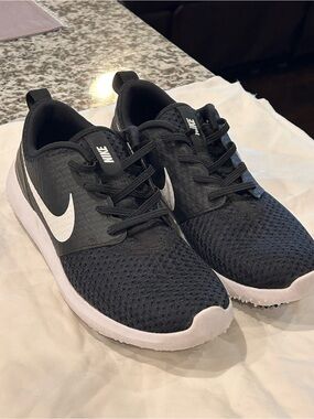 Nike Boys Black/White Golf  Shoes Sneakers Size 6Y Like New